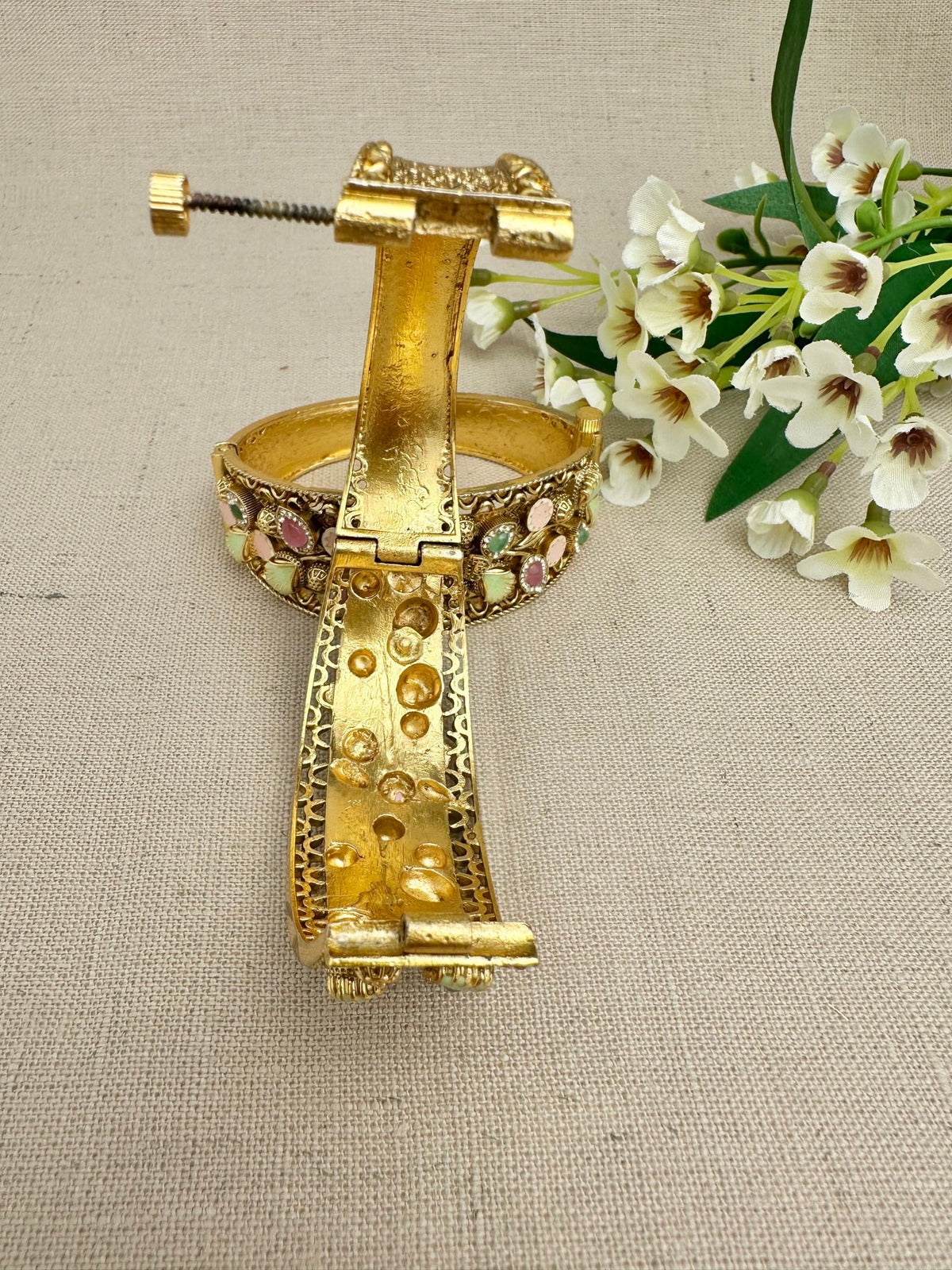 Close-up of the opening mechanism on the Rangnoor kangan bracelet
