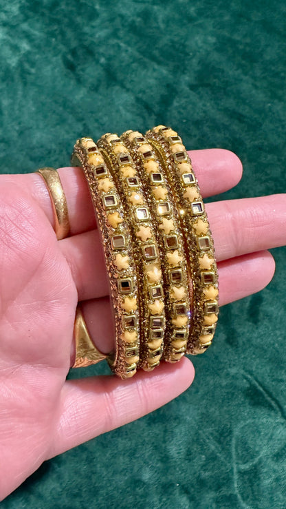 Nithya Glass Bangle set