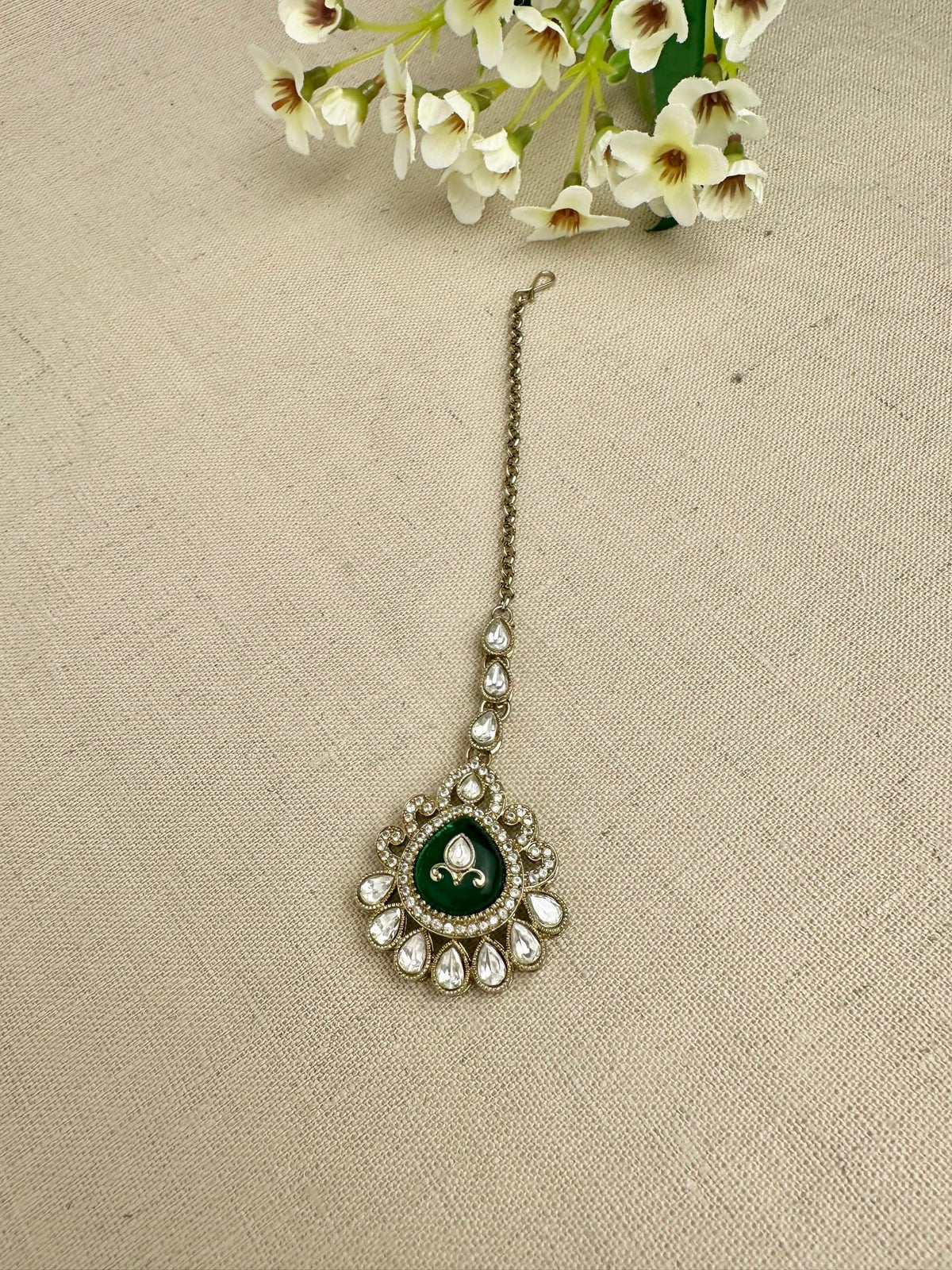 Close-up of matching kundan-style tikka from the Aarika choker set