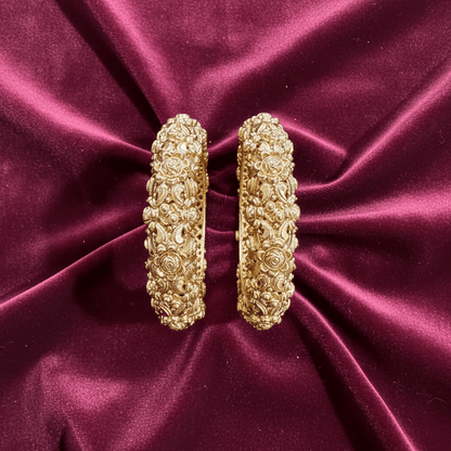 Dripti kangan set on burgundy velvet with elegant draping