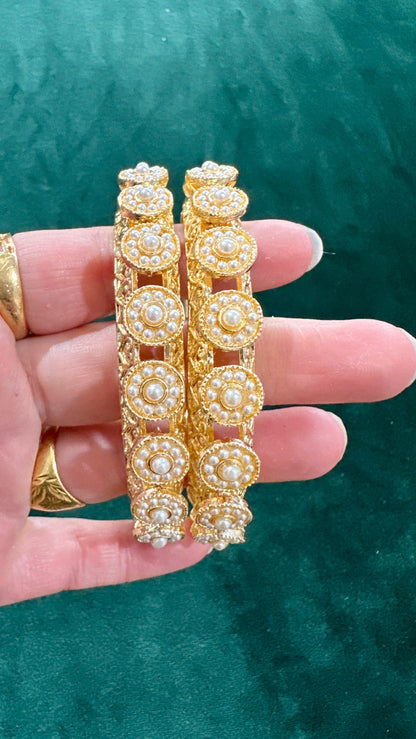 Navya Pacheli kundan kangan/bangle Set