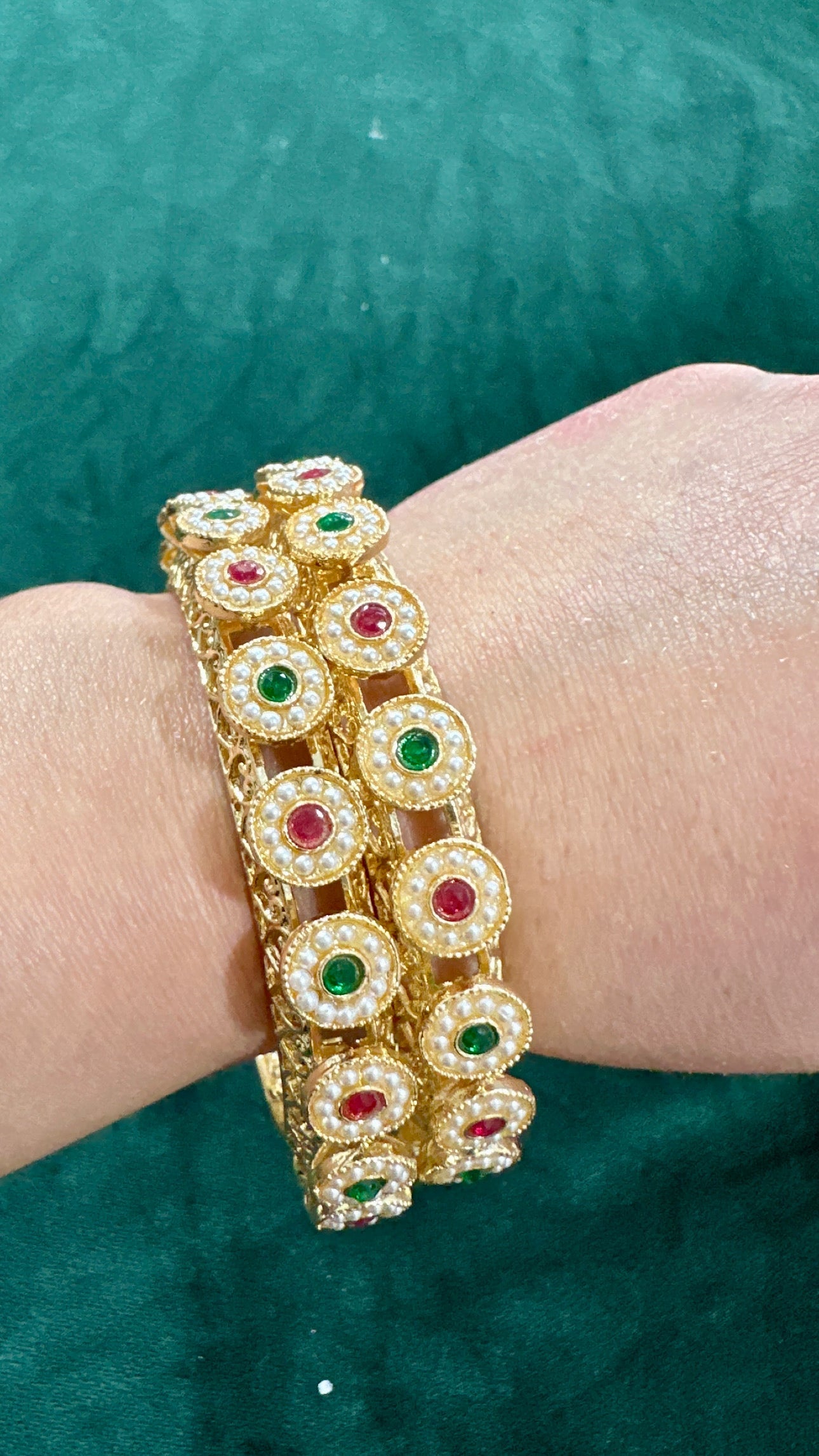 Navya Pacheli kundan kangan/bangle Set