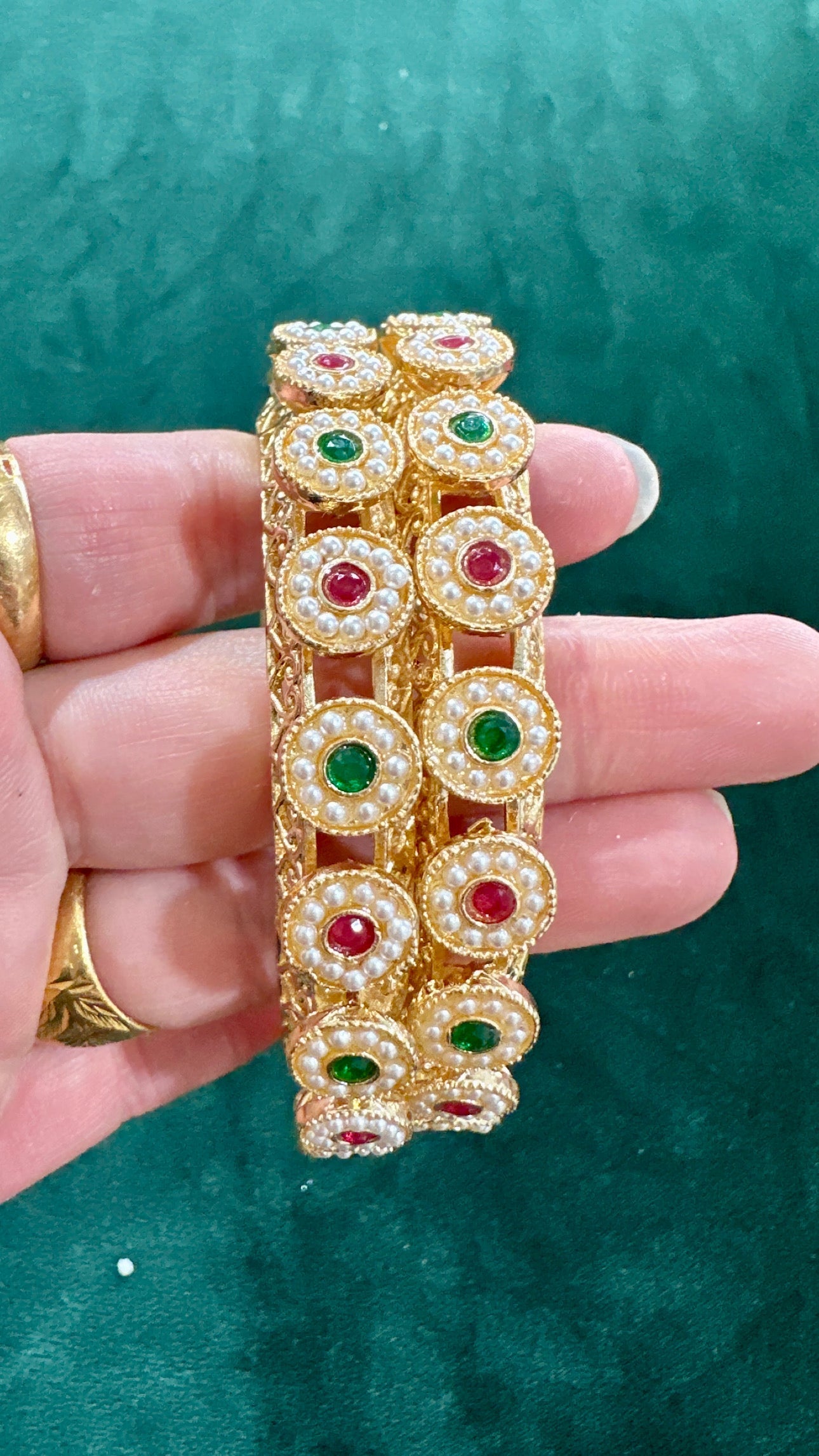 Navya Pacheli kundan kangan/bangle Set