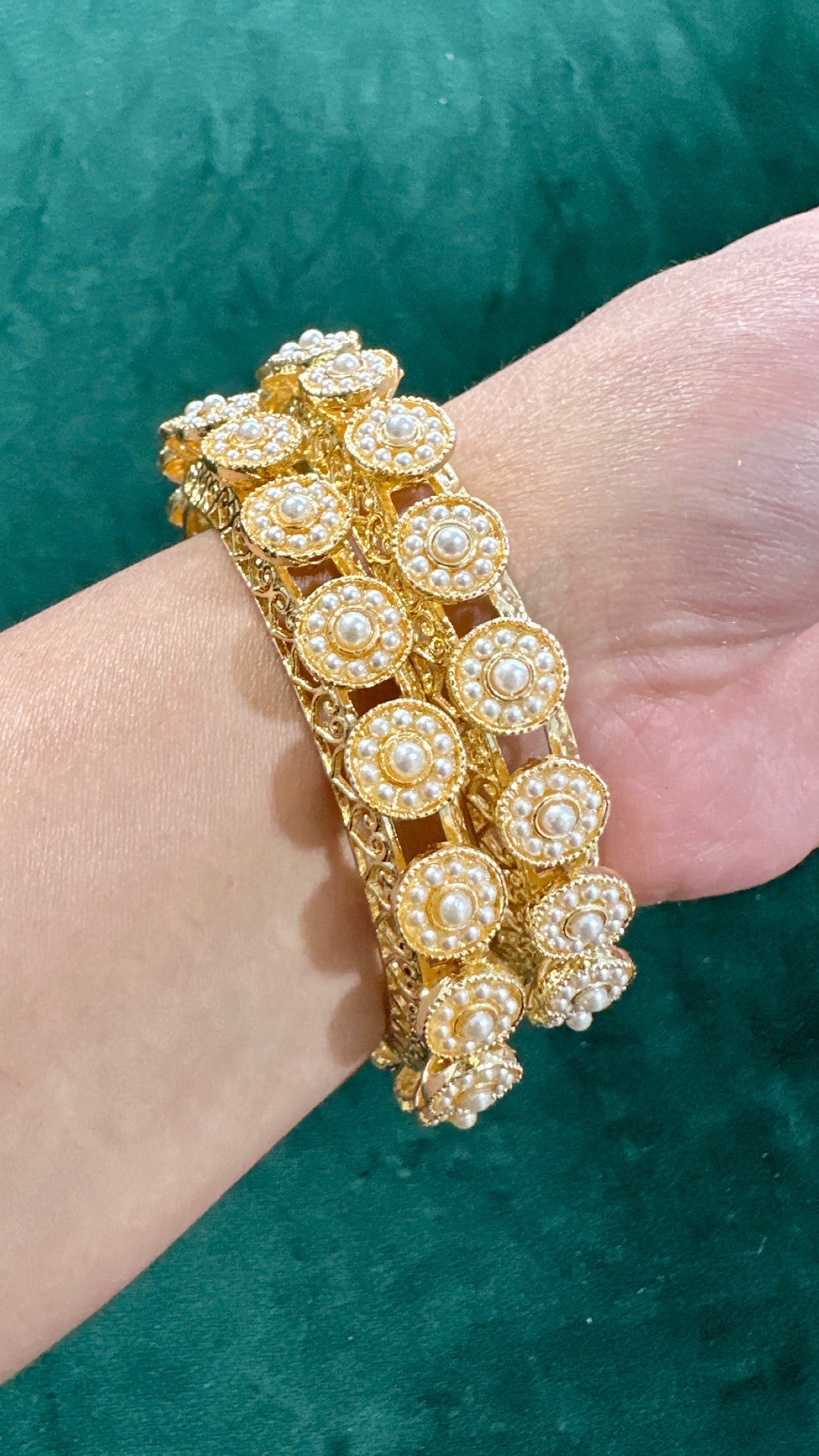 Navya Pacheli kundan kangan/bangle Set