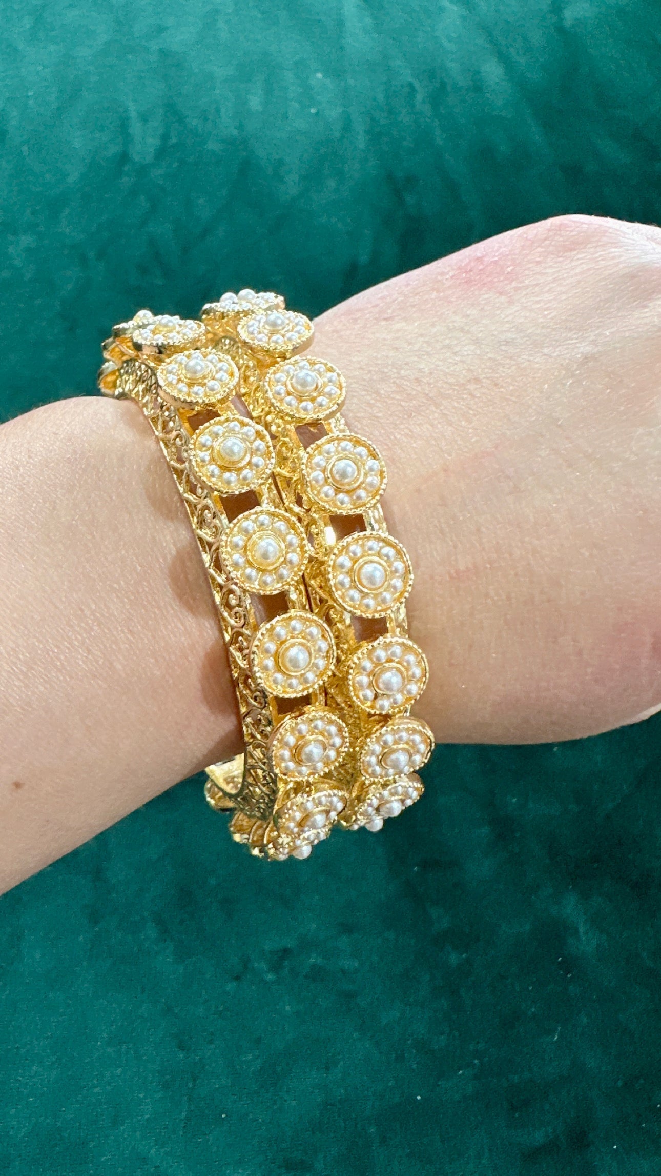 Navya Pacheli kundan kangan/bangle Set