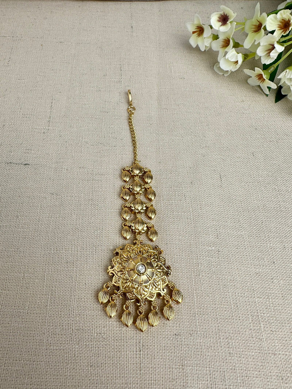 Close-up of the matching Kundan maang tikka from the Simran Gold-Plated Punjabi Jhumki & Tikka Set.