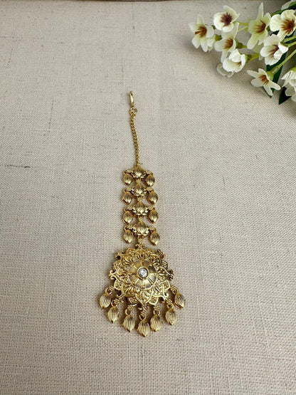 Close-up of the matching Kundan maang tikka from the Simran Gold-Plated Punjabi Jhumki & Tikka Set.