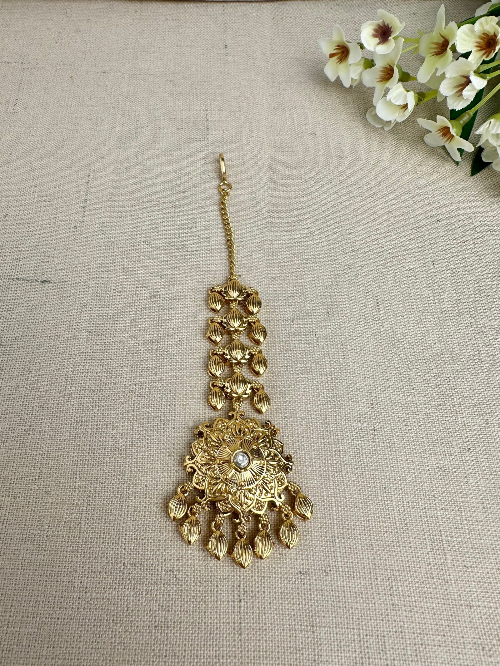 Close-up of the matching Kundan maang tikka from the Simran Gold-Plated Punjabi Jhumki & Tikka Set.